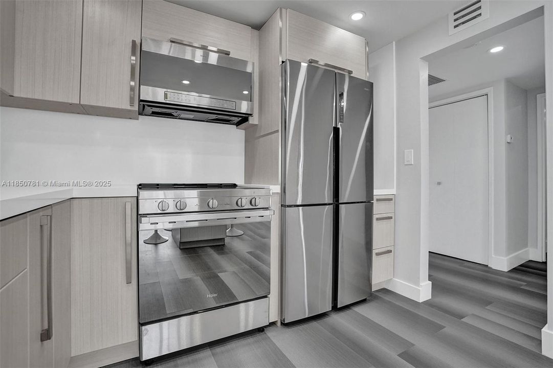 For Sale: $278,000 (1 beds, 1 baths, 828 Square Feet)