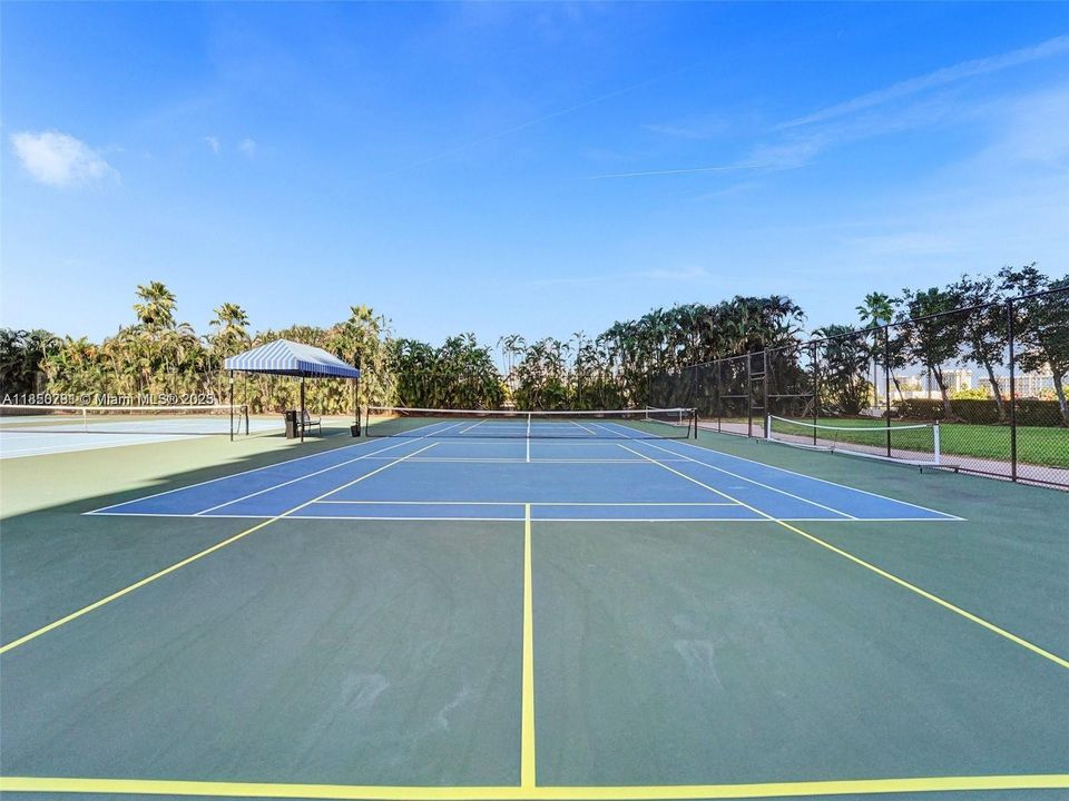 For Sale: $278,000 (1 beds, 1 baths, 828 Square Feet)