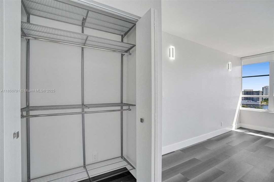 For Sale: $278,000 (1 beds, 1 baths, 828 Square Feet)