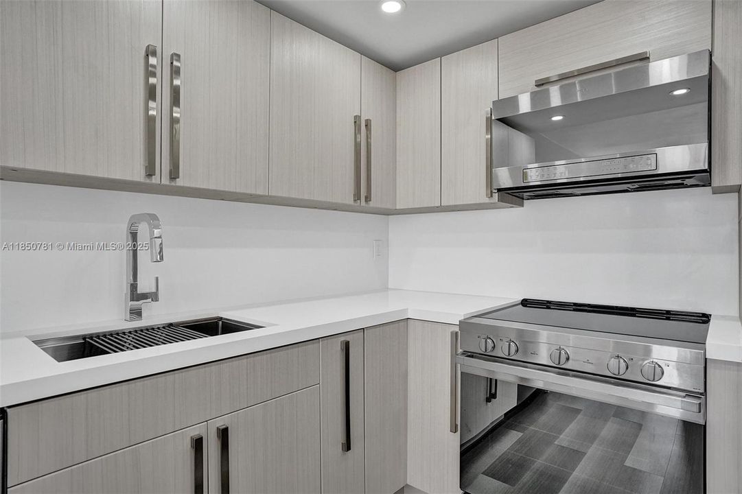 For Sale: $278,000 (1 beds, 1 baths, 828 Square Feet)