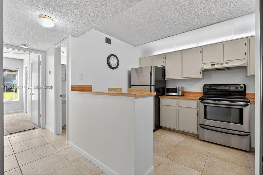 Kitchen with breakfast bar/snack counter