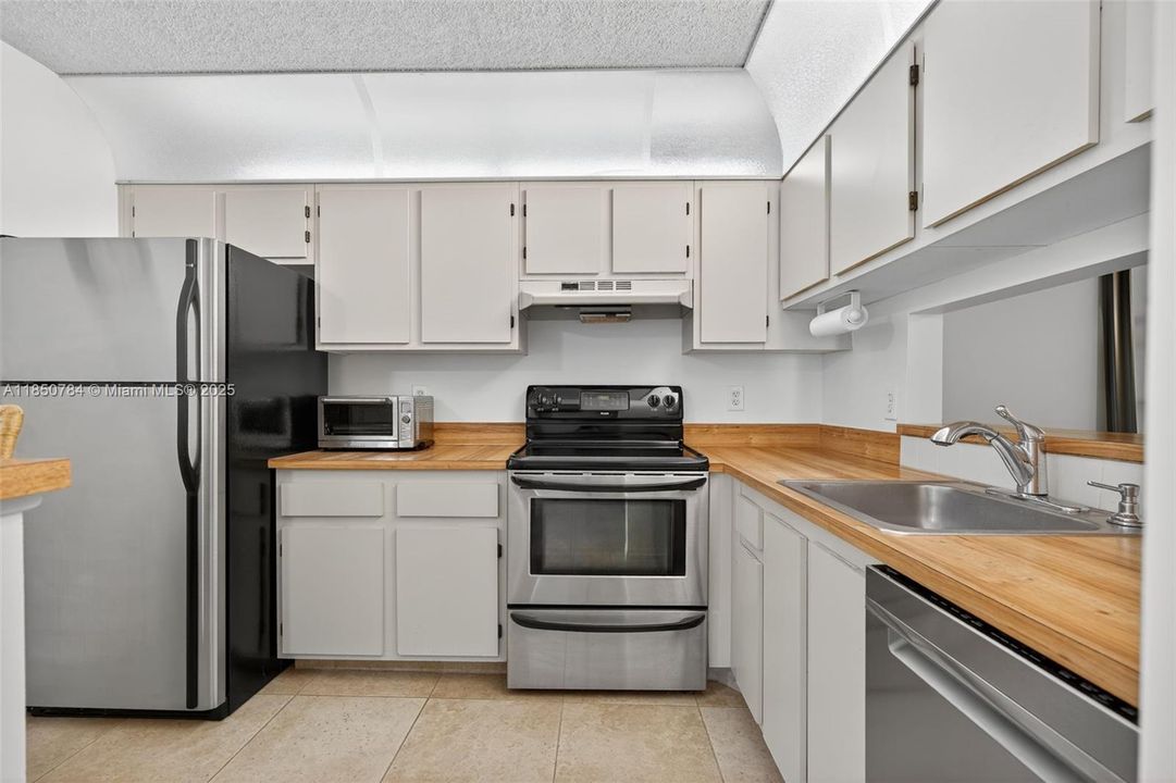 Active With Contract: $255,000 (2 beds, 2 baths, 1025 Square Feet)