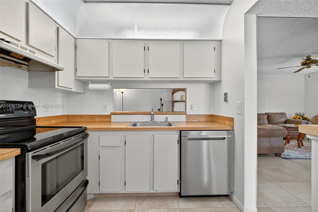 Active With Contract: $255,000 (2 beds, 2 baths, 1025 Square Feet)