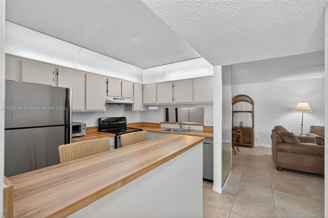 Breakfast bar/snack counter