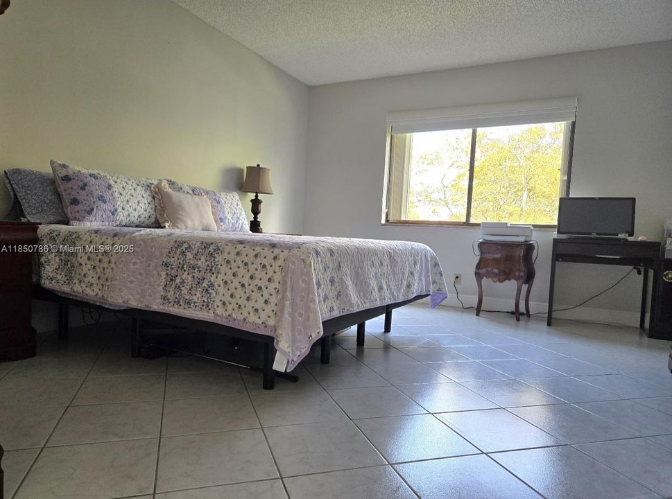 For Sale: $329,900 (2 beds, 2 baths, 1256 Square Feet)