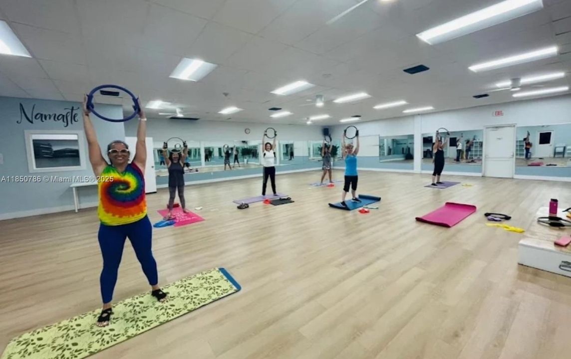 For Sale: $329,900 (2 beds, 2 baths, 1256 Square Feet)