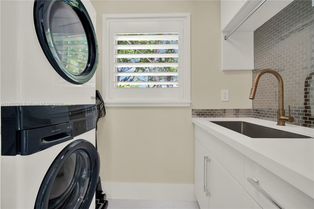 Recently Sold: $1,599,999 (4 beds, 3 baths, 2577 Square Feet)