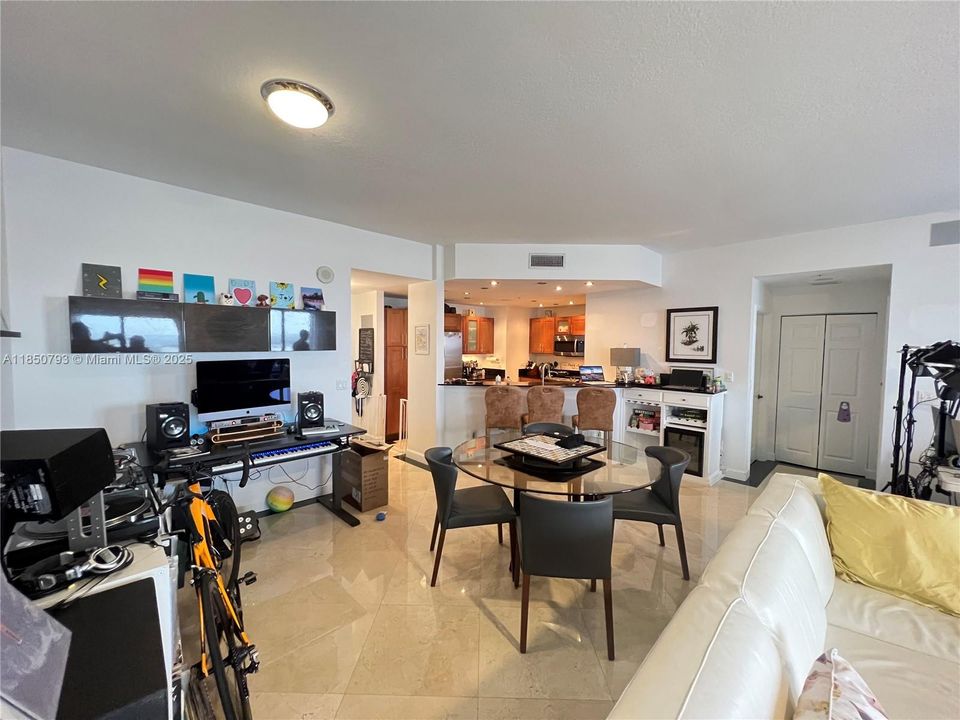 Recently Rented: $3,500 (2 beds, 2 baths, 1347 Square Feet)