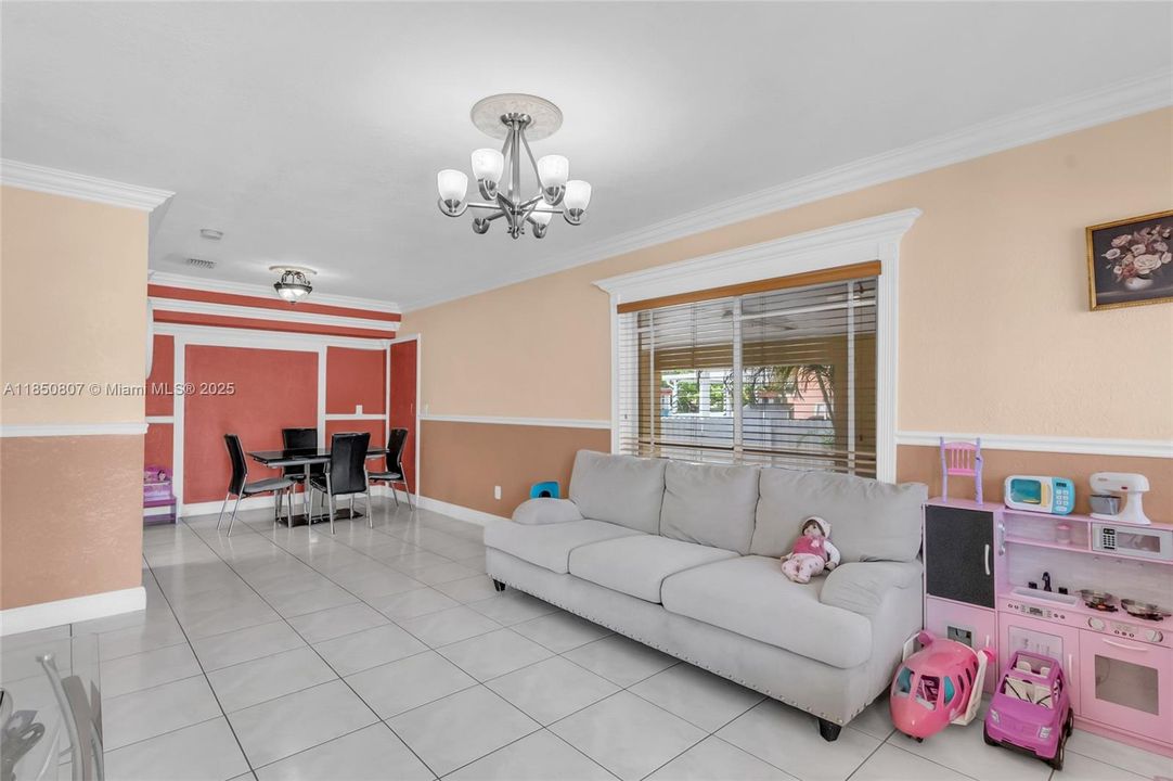 Activo con contrato: $625,000 (5 camas, 3 baños, 1570 Pies cuadrados)