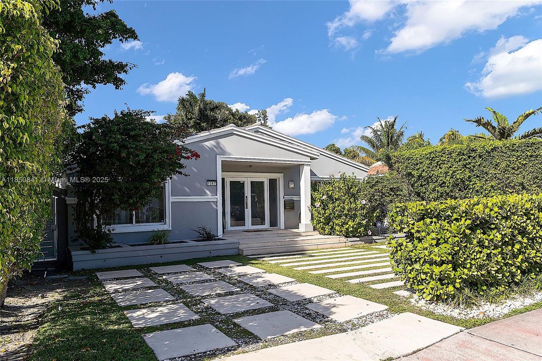 最近售出: $1,145,000 (3 贝兹, 3 浴室, 1915 平方英尺)