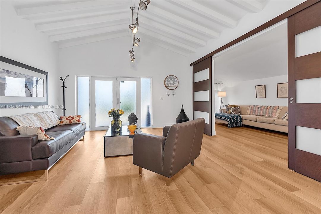 最近售出: $1,145,000 (3 贝兹, 3 浴室, 1915 平方英尺)