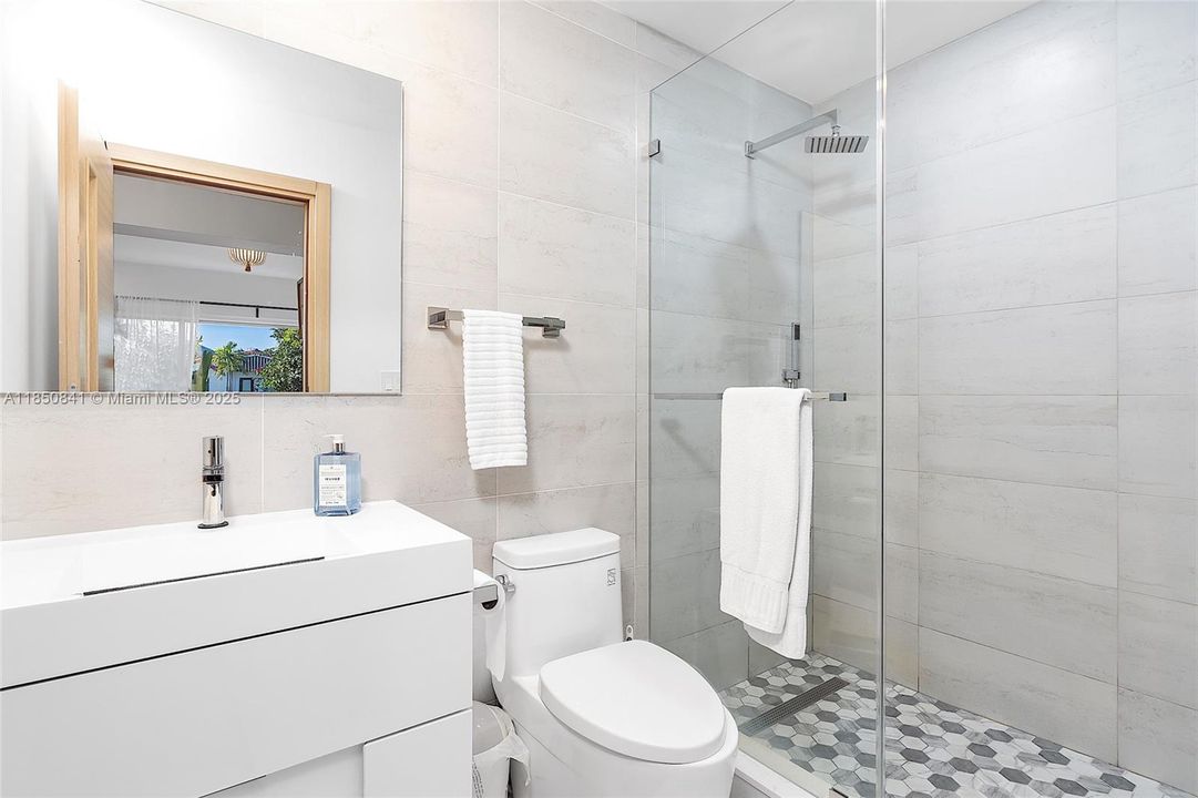 最近售出: $1,145,000 (3 贝兹, 3 浴室, 1915 平方英尺)