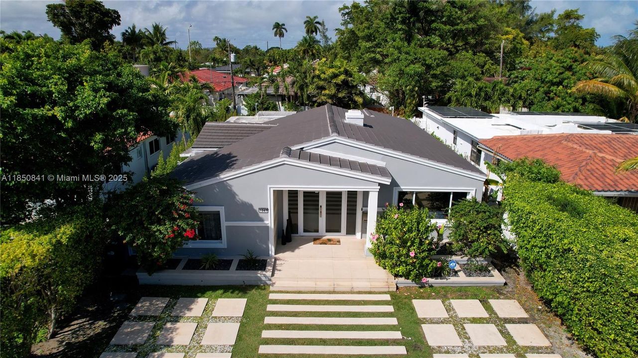 最近售出: $1,145,000 (3 贝兹, 3 浴室, 1915 平方英尺)