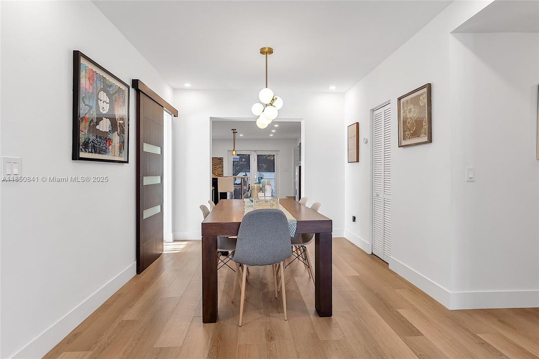 最近售出: $1,145,000 (3 贝兹, 3 浴室, 1915 平方英尺)