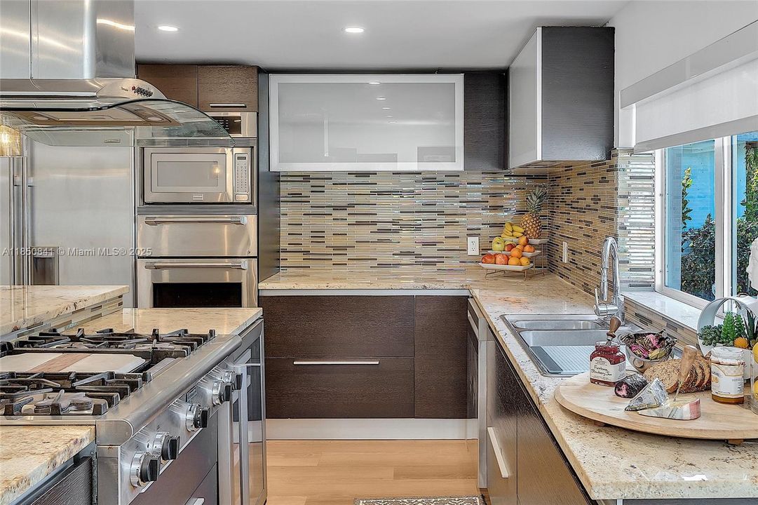 最近售出: $1,145,000 (3 贝兹, 3 浴室, 1915 平方英尺)