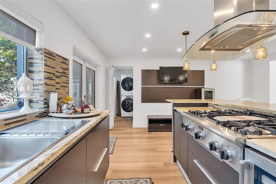 最近售出: $1,145,000 (3 贝兹, 3 浴室, 1915 平方英尺)