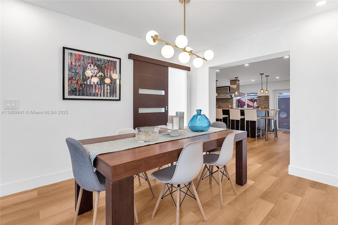 最近售出: $1,145,000 (3 贝兹, 3 浴室, 1915 平方英尺)