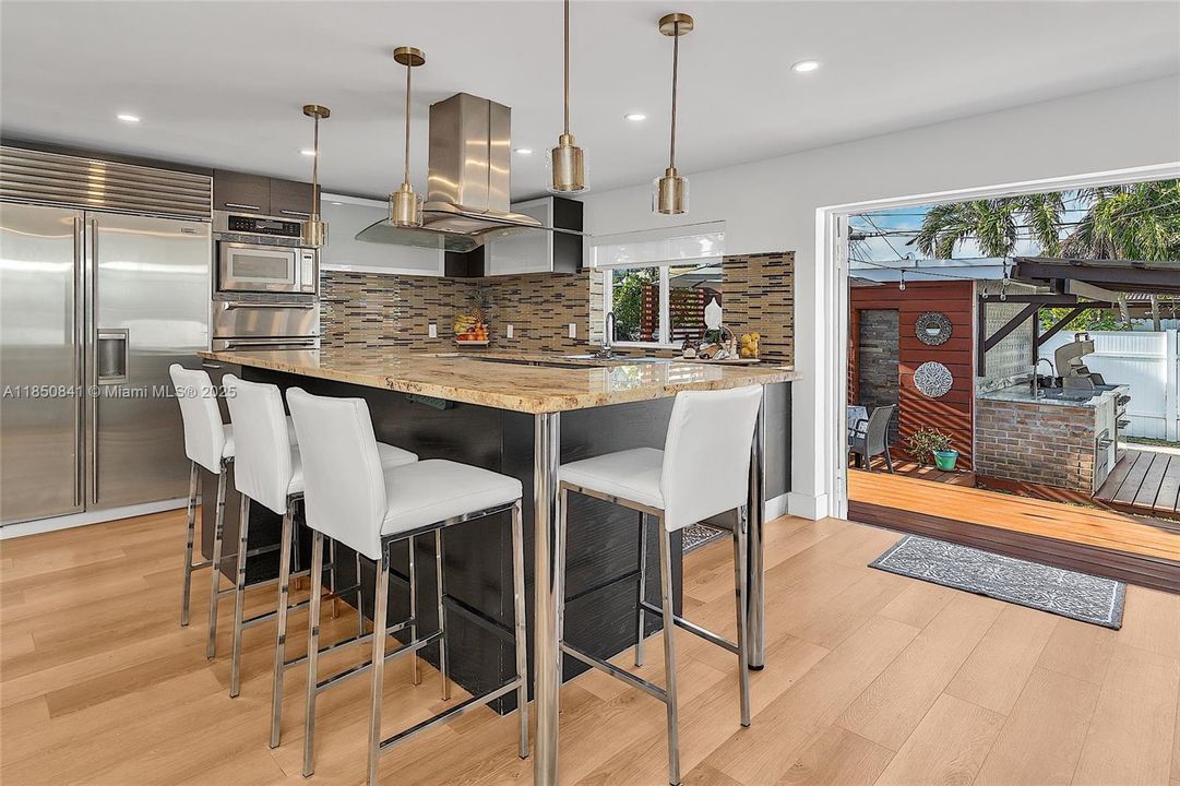 最近售出: $1,145,000 (3 贝兹, 3 浴室, 1915 平方英尺)