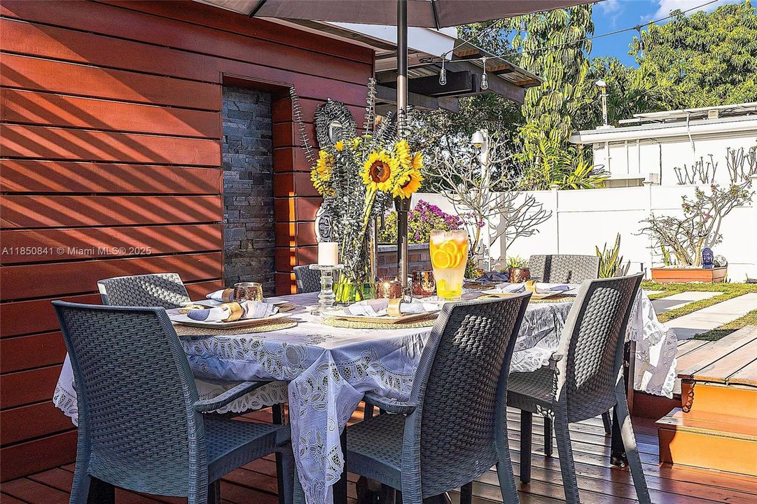 最近售出: $1,145,000 (3 贝兹, 3 浴室, 1915 平方英尺)