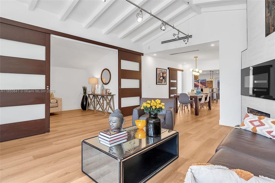 最近售出: $1,145,000 (3 贝兹, 3 浴室, 1915 平方英尺)