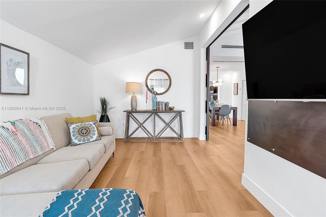 最近售出: $1,145,000 (3 贝兹, 3 浴室, 1915 平方英尺)