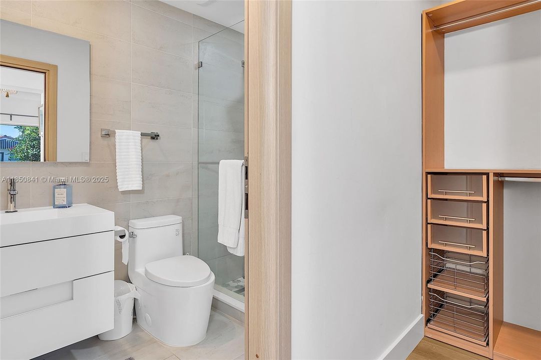 最近售出: $1,145,000 (3 贝兹, 3 浴室, 1915 平方英尺)