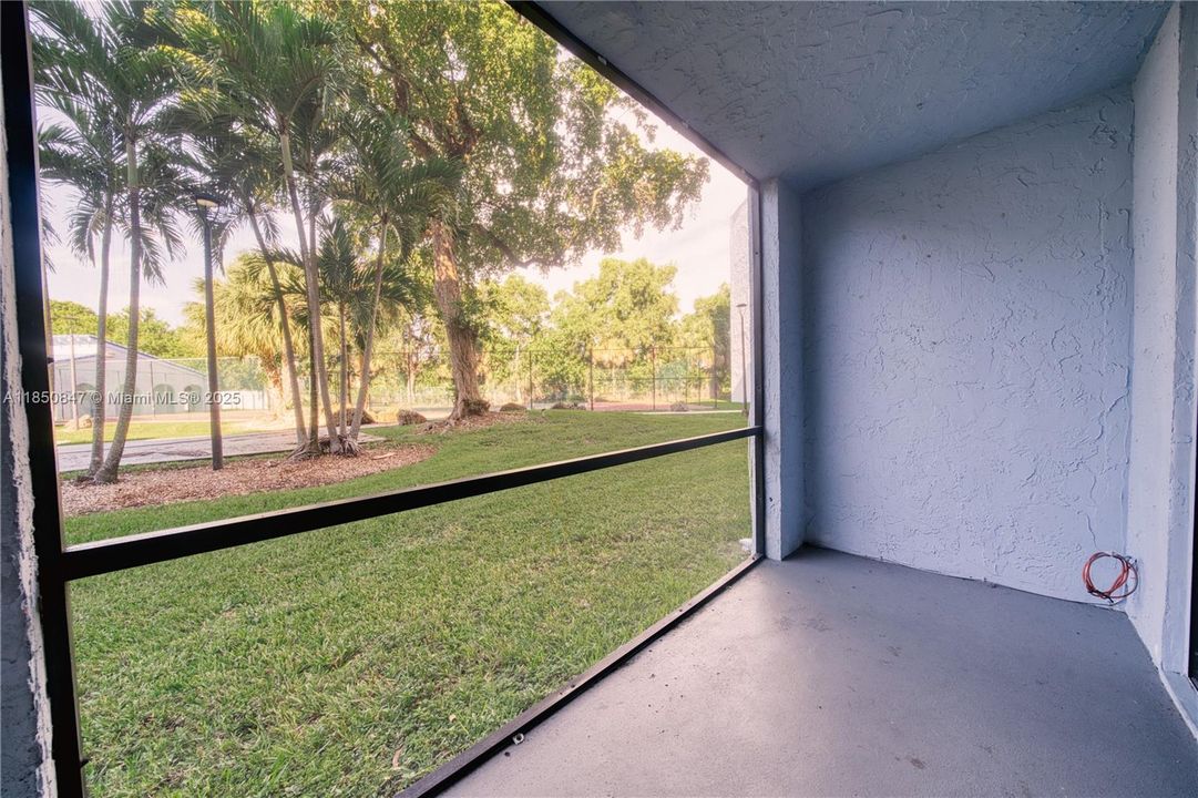 На продажу: $320,000 (2 спален, 2 ванн, 990 Квадратных фут)