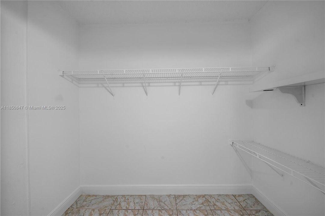 На продажу: $320,000 (2 спален, 2 ванн, 990 Квадратных фут)