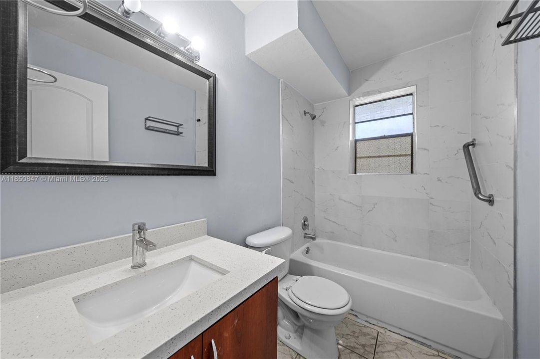 На продажу: $320,000 (2 спален, 2 ванн, 990 Квадратных фут)