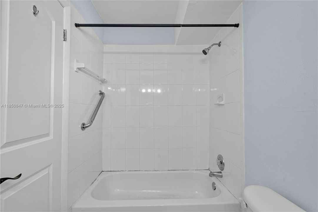 На продажу: $320,000 (2 спален, 2 ванн, 990 Квадратных фут)