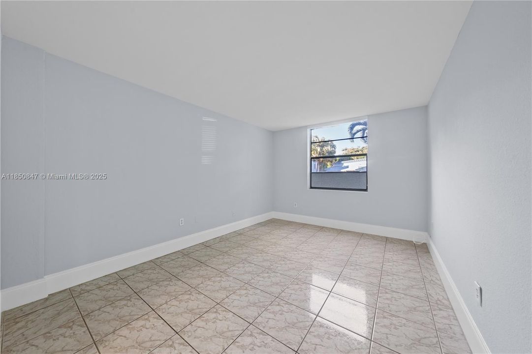 На продажу: $320,000 (2 спален, 2 ванн, 990 Квадратных фут)