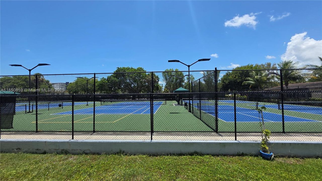 合同活跃: $235,000 (2 贝兹, 2 浴室, 1150 平方英尺)