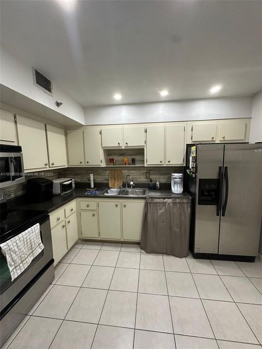 合同活跃: $235,000 (2 贝兹, 2 浴室, 1150 平方英尺)