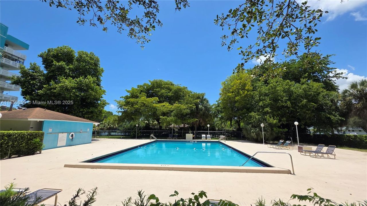 合同活跃: $235,000 (2 贝兹, 2 浴室, 1150 平方英尺)