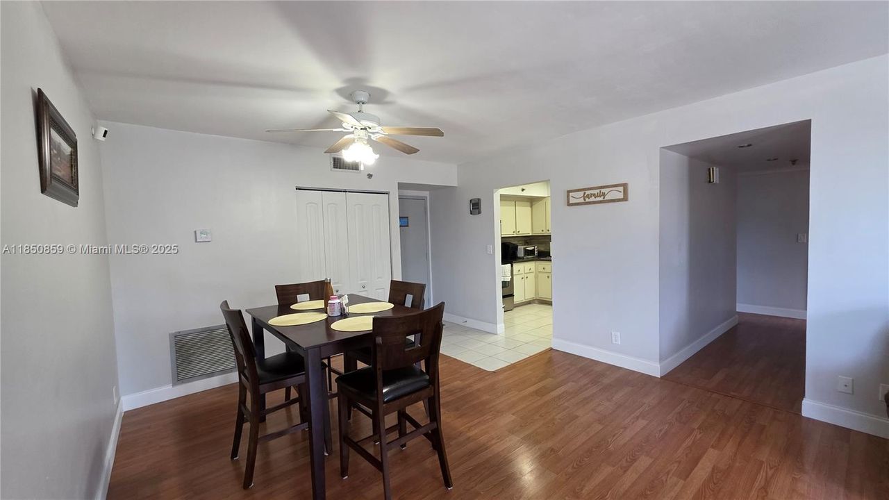 合同活跃: $235,000 (2 贝兹, 2 浴室, 1150 平方英尺)