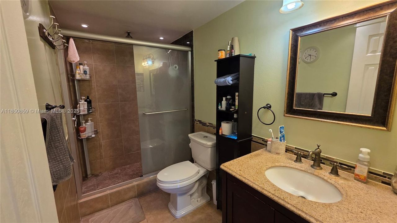 合同活跃: $235,000 (2 贝兹, 2 浴室, 1150 平方英尺)