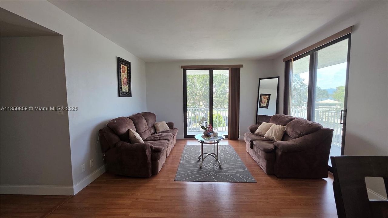 合同活跃: $235,000 (2 贝兹, 2 浴室, 1150 平方英尺)