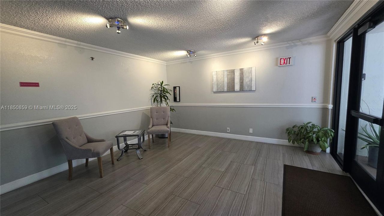 合同活跃: $235,000 (2 贝兹, 2 浴室, 1150 平方英尺)