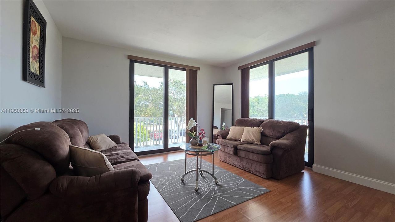 合同活跃: $235,000 (2 贝兹, 2 浴室, 1150 平方英尺)