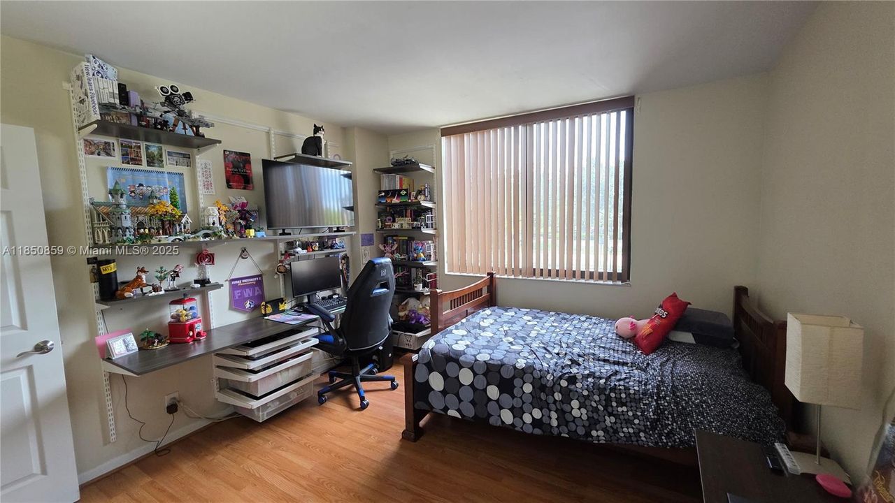 合同活跃: $235,000 (2 贝兹, 2 浴室, 1150 平方英尺)