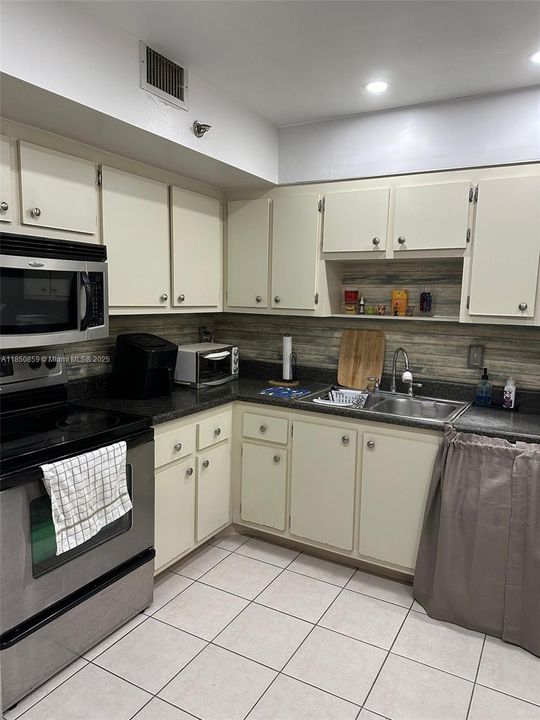 合同活跃: $235,000 (2 贝兹, 2 浴室, 1150 平方英尺)