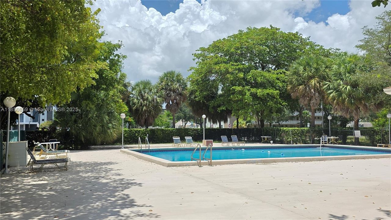 合同活跃: $235,000 (2 贝兹, 2 浴室, 1150 平方英尺)