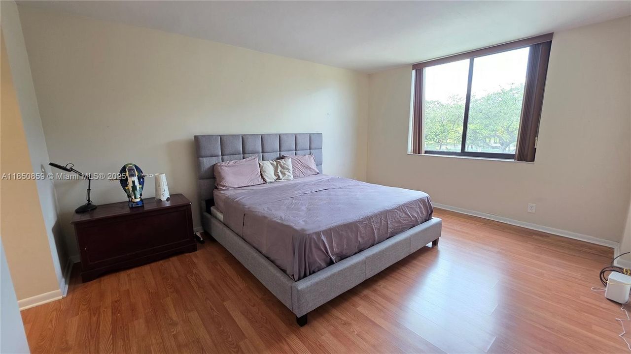 合同活跃: $235,000 (2 贝兹, 2 浴室, 1150 平方英尺)