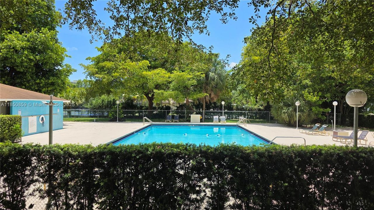 合同活跃: $235,000 (2 贝兹, 2 浴室, 1150 平方英尺)