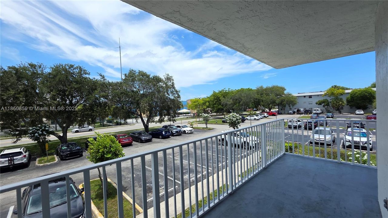 合同活跃: $235,000 (2 贝兹, 2 浴室, 1150 平方英尺)