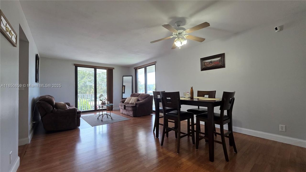 合同活跃: $235,000 (2 贝兹, 2 浴室, 1150 平方英尺)