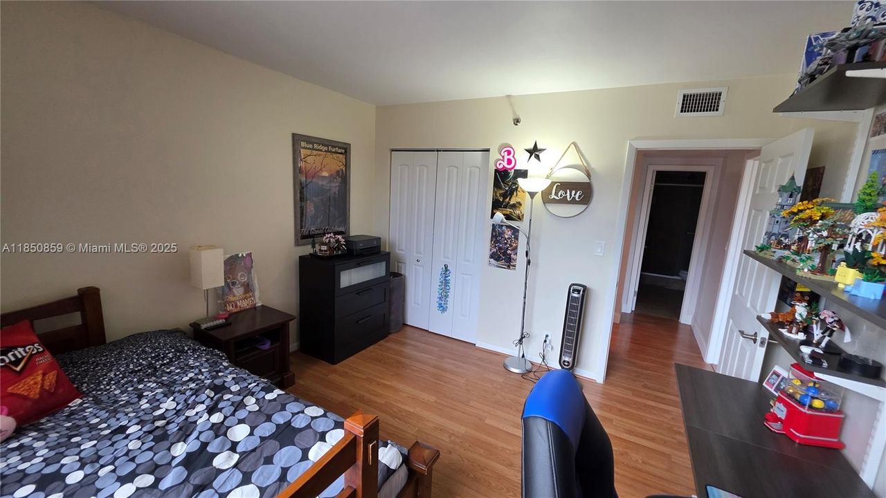 合同活跃: $235,000 (2 贝兹, 2 浴室, 1150 平方英尺)