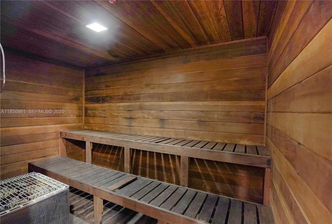 For Sale: $199,000 (1 beds, 1 baths, 755 Square Feet)