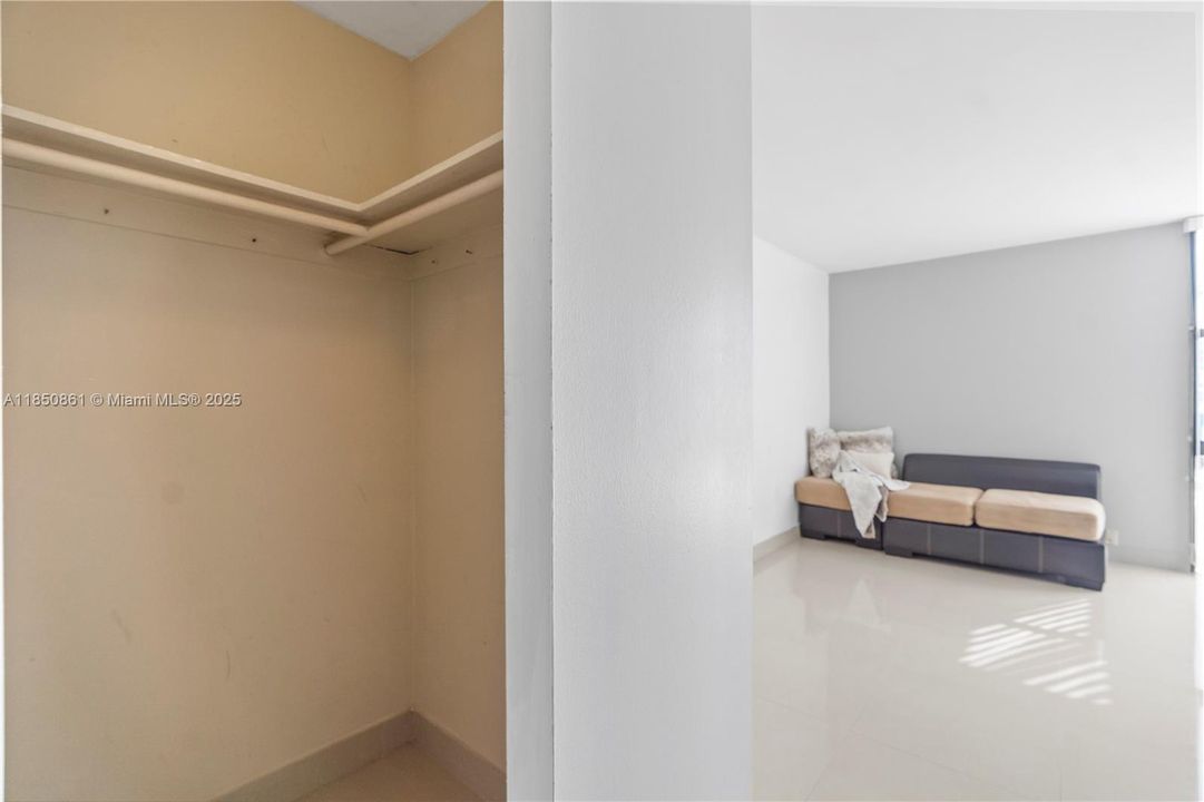 For Sale: $210,000 (1 beds, 1 baths, 755 Square Feet)