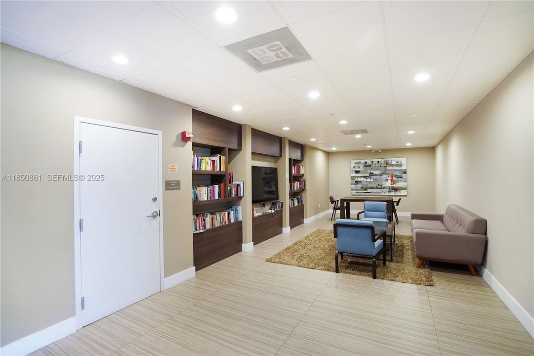 For Sale: $199,000 (1 beds, 1 baths, 755 Square Feet)